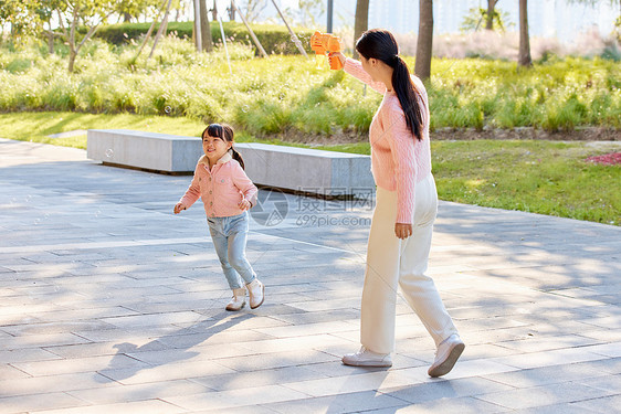 母女户外郊游玩泡泡机图片