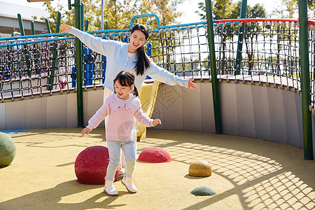 母女时光妈妈陪女儿公园娱乐设施玩耍背景