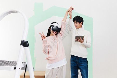 青年情侣在新家使用VR设备图片