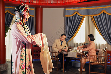 商务人士茶馆喝茶听戏图片素材