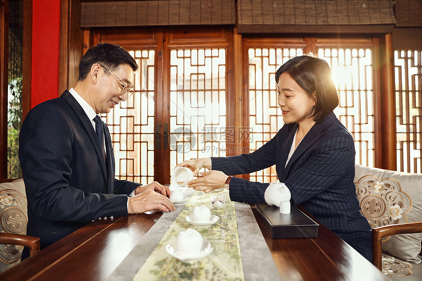 商务人士在茶室洽谈生意合作图片