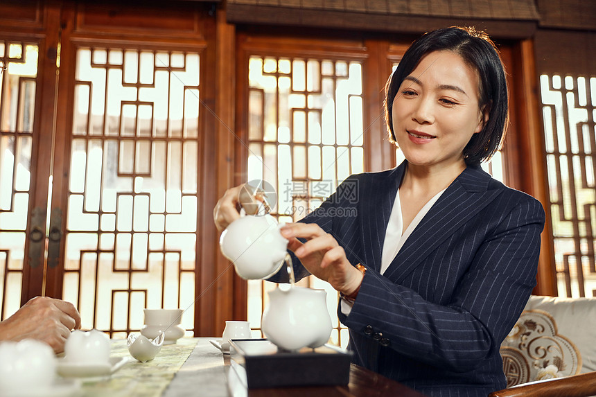 商务人士喝茶品茶图片