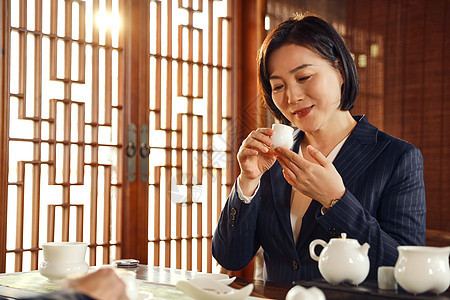 商务人士喝茶品茶图片