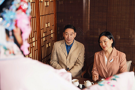 夫妻二人在茶楼里喝茶听戏图片素材