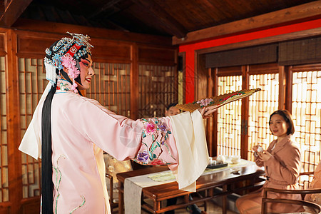 女性茶客在茶楼喝茶听戏图片素材