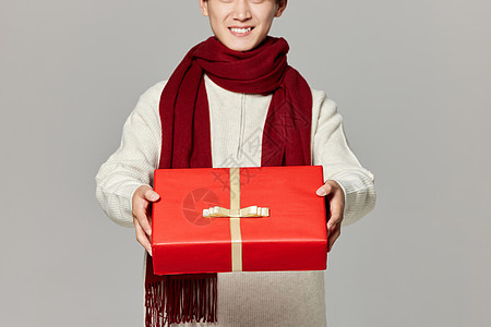 青年男性手拿新年礼物盒特写背景图片