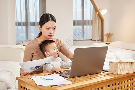 母子睡觉母亲抱着孩子居家办公背景