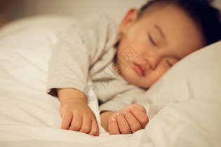 夜晚熟睡的儿童图片