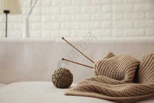 沙发上的毛线针织围巾半成品图片