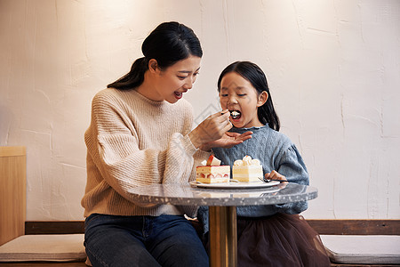 母女甜品店吃蛋糕图片