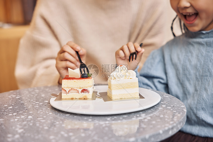 母亲跟女儿吃蛋糕甜品图片