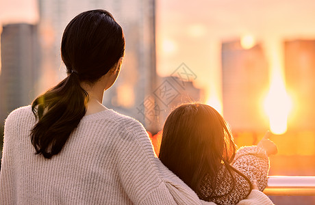 母女看日出看夕阳的母女背影背景