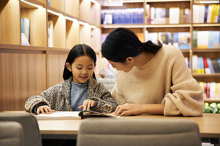 温馨母女坐在书店阅读图片