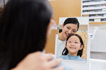 母女佩戴眼镜照镜子图片