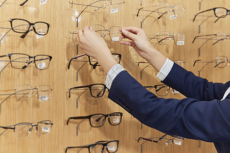 店员为客人挑选眼镜特写高清图片