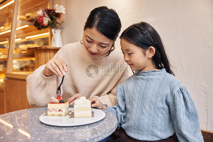 母亲跟女儿在甜品店吃蛋糕图片