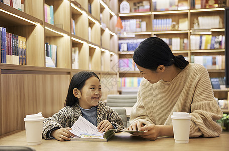 室内亲子活动母亲陪孩子书店看书阅读背景