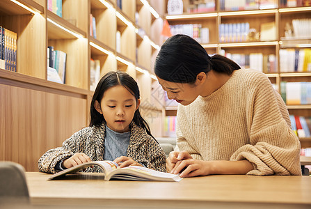 温馨母女书店看书阅读图片