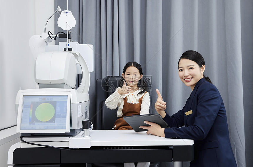 给小女孩检查视力的验光师