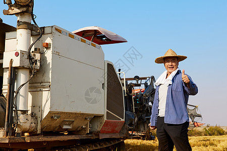收割稻田的农民点赞形象图片