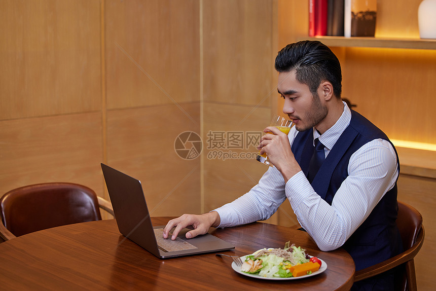 早餐时办公的商务人士图片