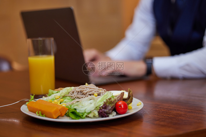 商务男士的早餐特写图片