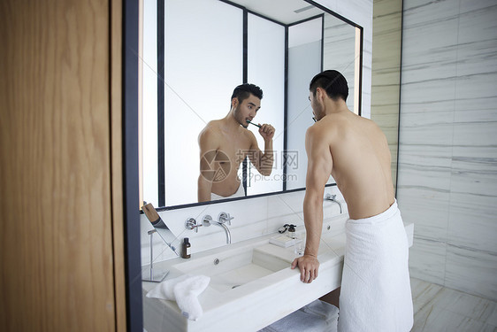 早上成熟男性对着镜子刷牙图片