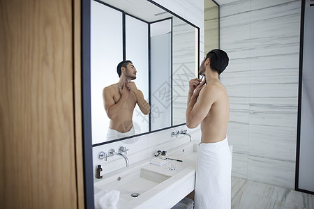 成熟男性在洗手间刮胡子图片