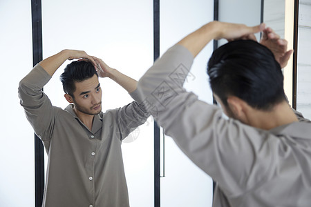 成熟男性在洗手间整理发型图片