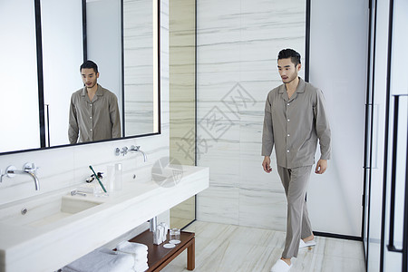 早起在洗手间准备洗漱的男性图片