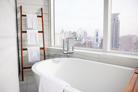 窗户前面的浴室浴缸背景图片