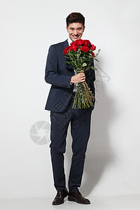 浪漫求婚青年男人拿着玫瑰花图片