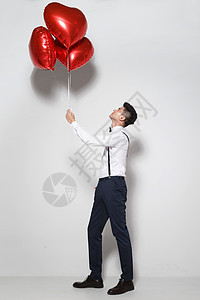 青年男人拿着心形气球图片