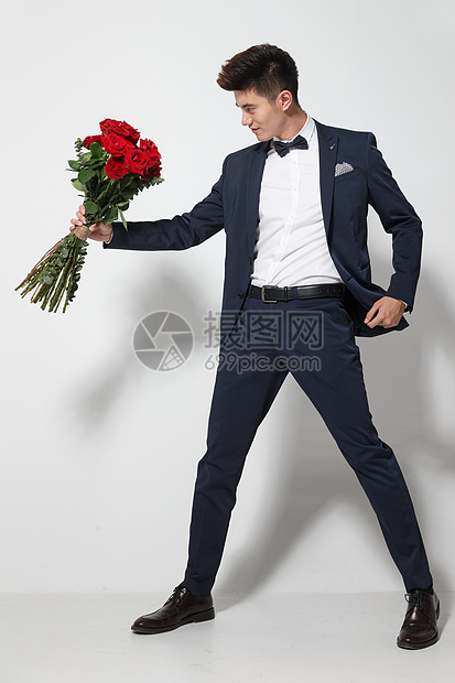 盛装青年男人拿着玫瑰花图片