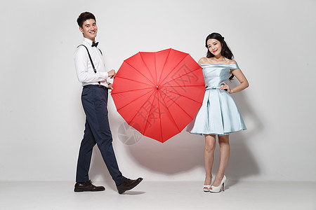 浪漫情侣与爱心伞图片