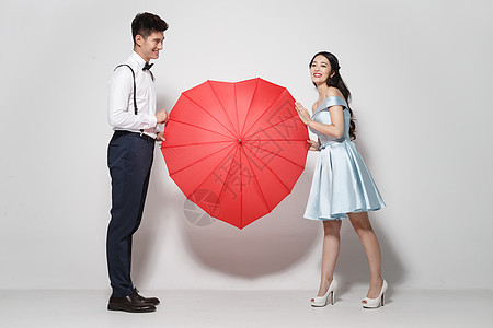 浪漫情侣与爱心伞图片