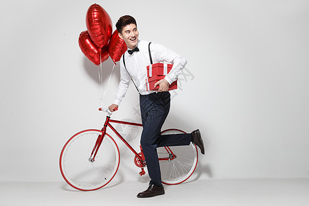 浪漫盛装青年男人推着自行车跑图片