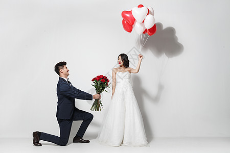 女性玫瑰心形气球求婚的浪漫情侣背景
