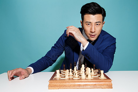 青年商务男人下象棋图片