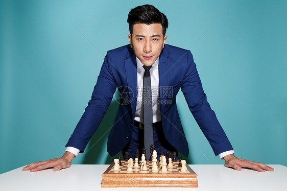 青年商务男人下象棋图片