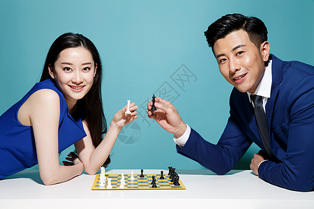 青年人青年商务男女下象棋图片