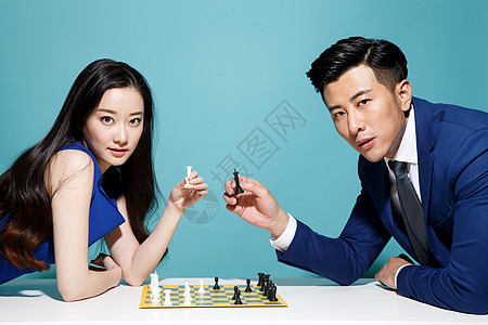 青年商务男女下象棋图片