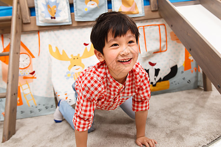北京 世贸天阶小男孩在地毯上玩耍背景