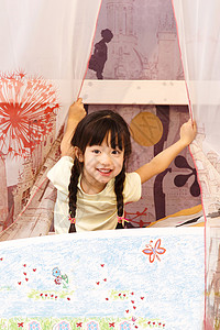 室内装饰可爱的小女孩在床上玩耍背景