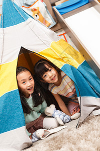 相伴奢华嬉戏的可爱的小女孩在帐篷里玩耍图片