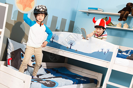 自行车卡通两个孩子在上下铺床上玩耍背景