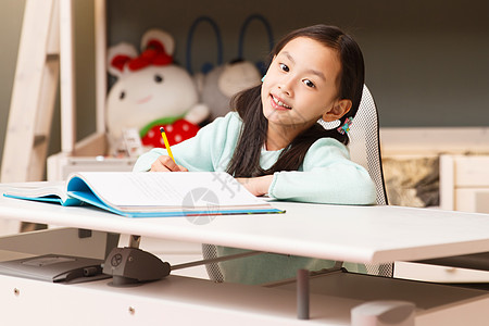 在读书的小女孩小学生小女孩在学习背景