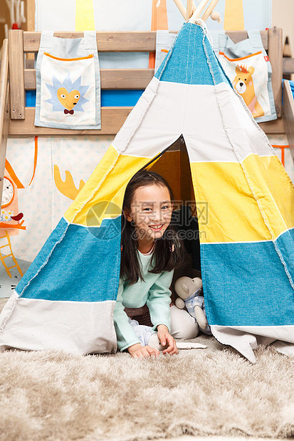 休闲乐趣可爱的小女孩在帐篷里玩耍图片