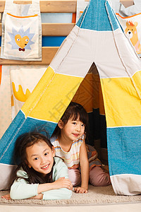 柔软休闲住宅房间可爱的小女孩在帐篷里玩耍图片