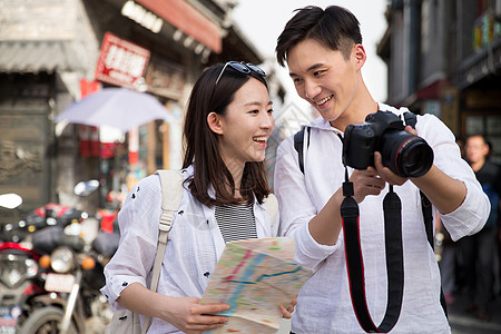 自信时尚浪漫青年情侣旅游照相图片